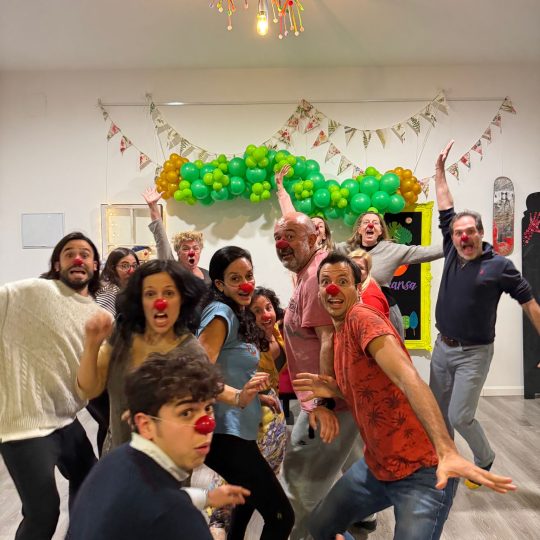 23 Grupo de personas con nariz de clown